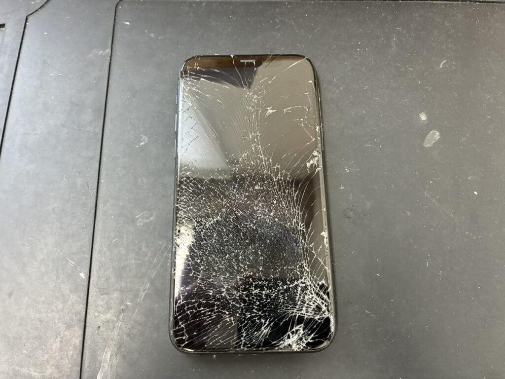 画面が割れているiPhone11Pro