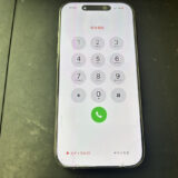 ピンクの縦線が表示されているiPhone16Pro