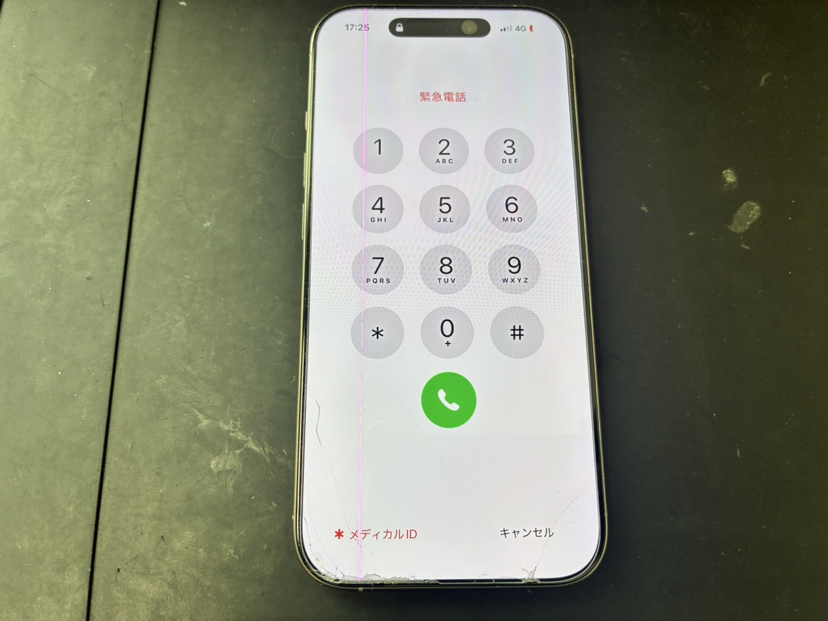 ピンクの縦線が表示されているiPhone16Pro