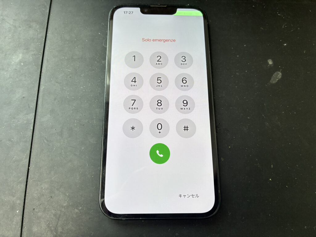 表示不良が起きているiPhone16e