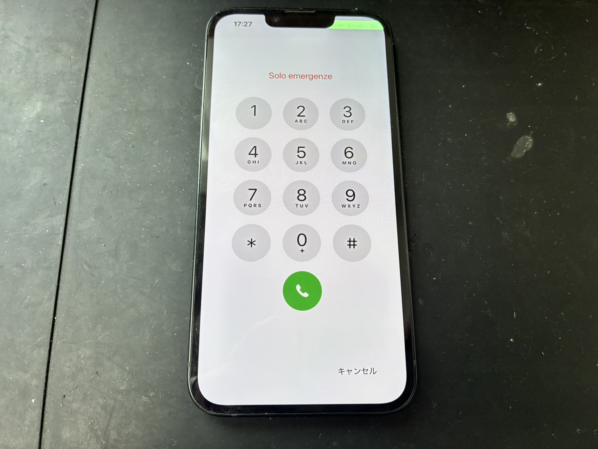 表示不良が起きているiPhone16e