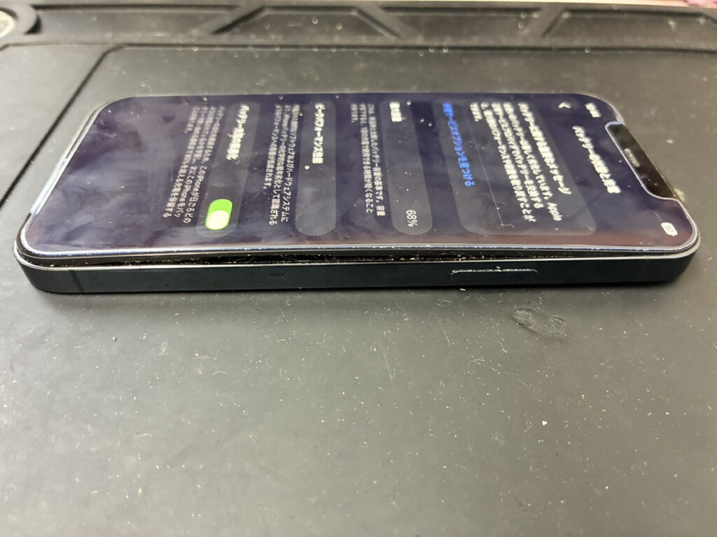 画面が浮いているiPhone12Pro