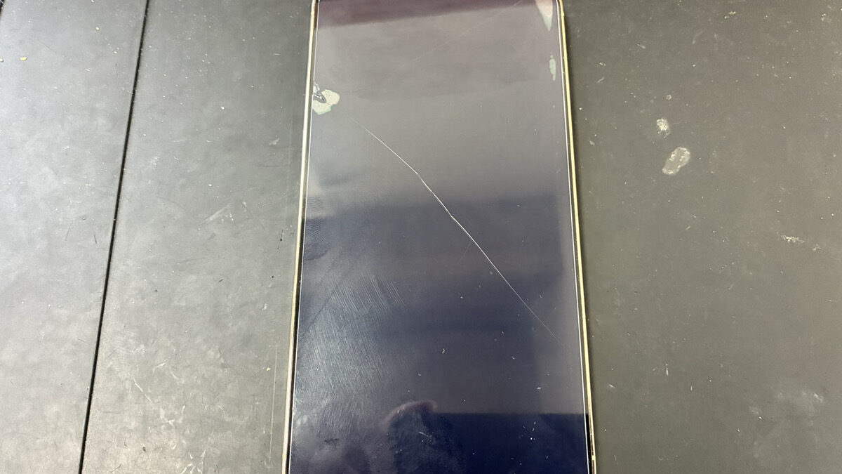 【鹿児島】iPhone14 Pro Max 画面修理｜突然画面が壊れた原因はバッテリーの膨張でした
