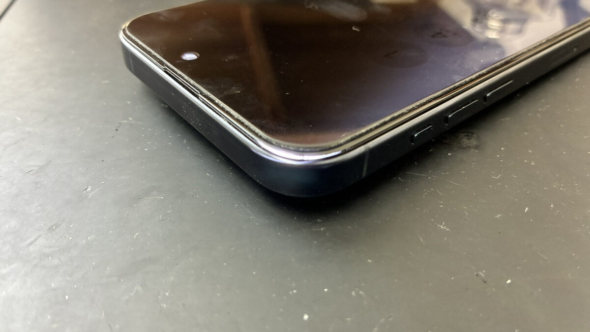 【鹿児島】iPhone15 Pro Max 画面・バッテリー交換｜画面が浮いて光漏れが発生した端末をデータそのままで復旧しました