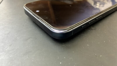 【鹿児島】iPhone15 Pro Max 画面・バッテリー交換｜画面が浮いて光漏れが発生した端末をデータそのままで復旧しました