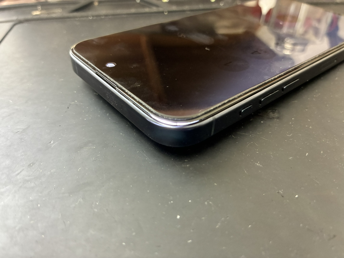 光が漏れているiPhone15ProMax