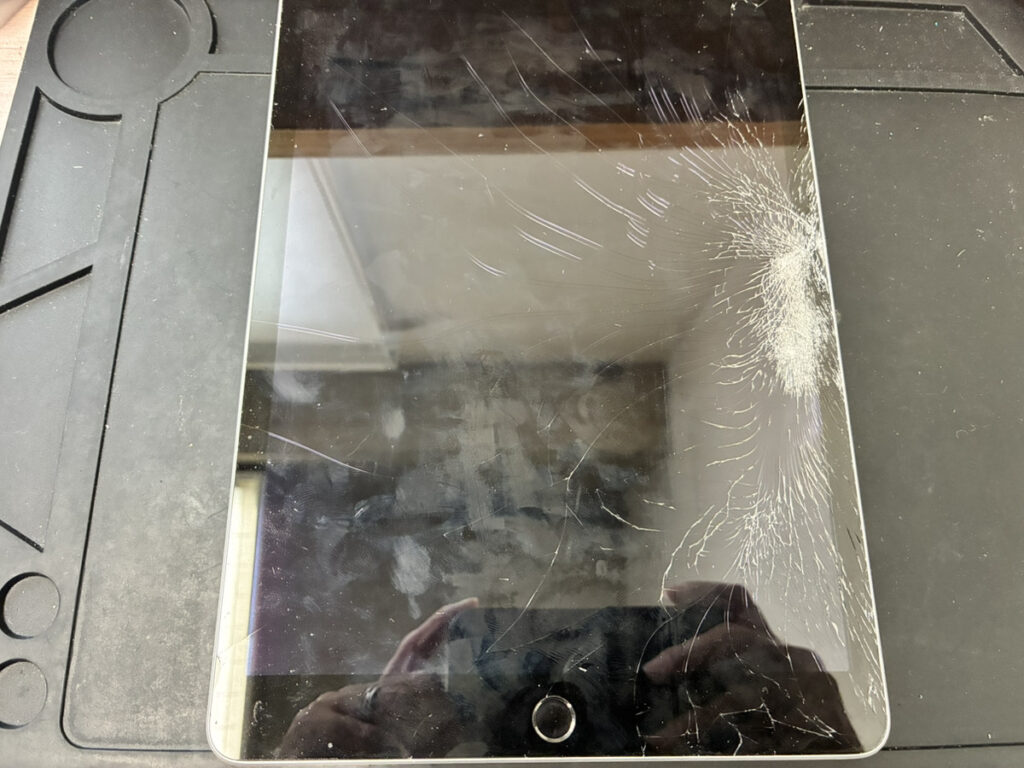 ガラスが粉々に割れているiPad第9世代