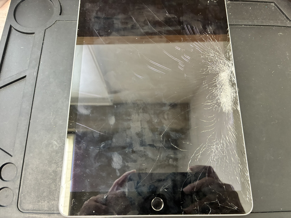 ガラスが粉々に割れているiPad第9世代