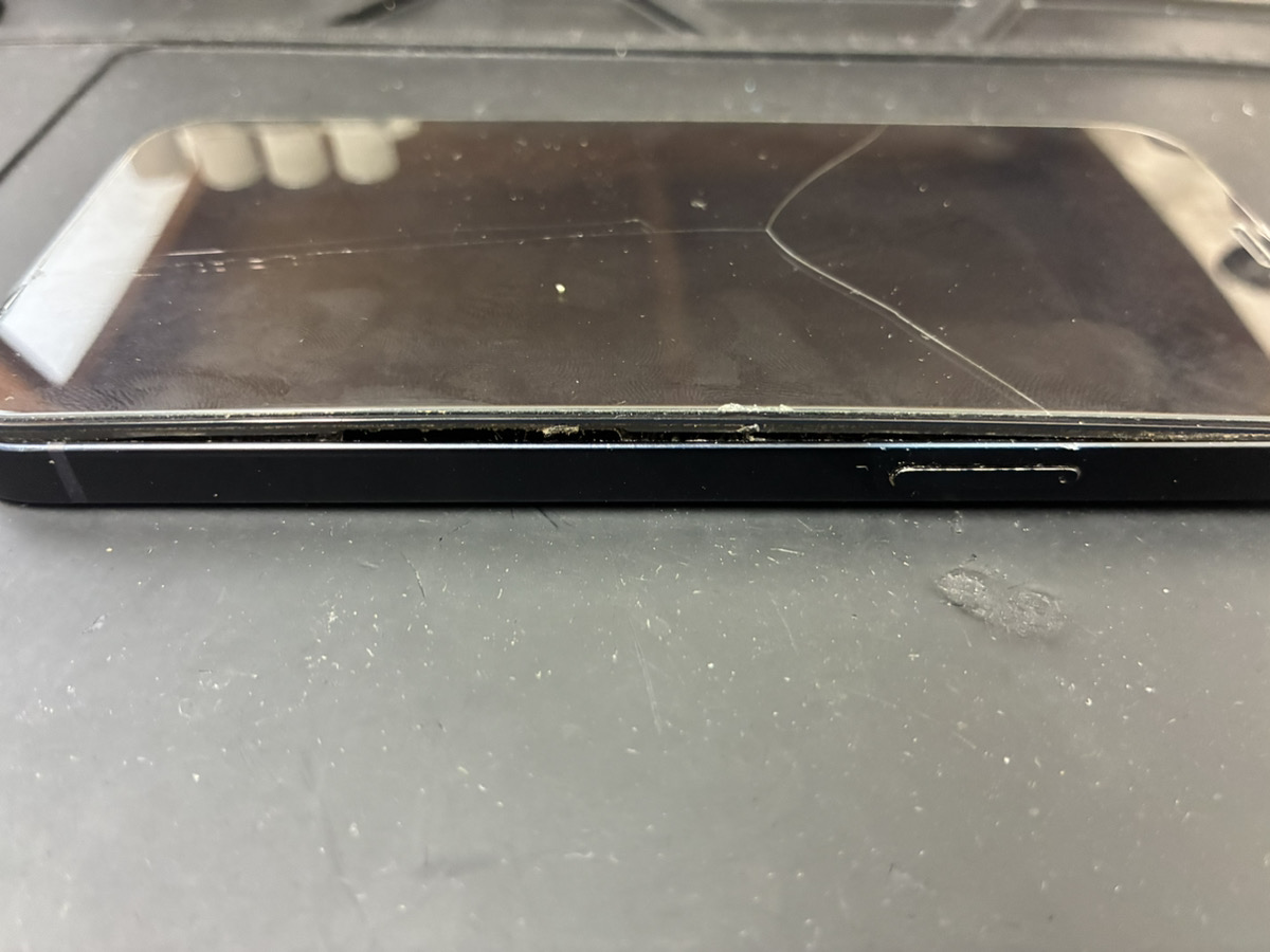 画面が浮いているiPhone12Pro