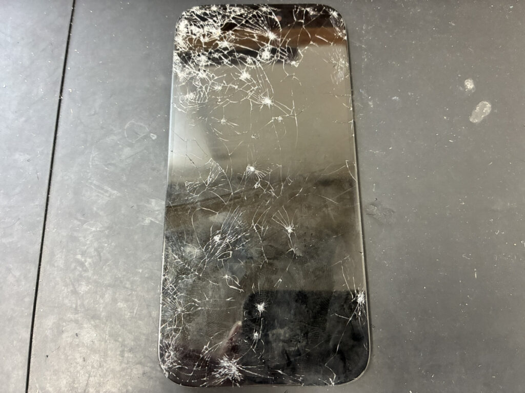 画面が割れているiPhone15