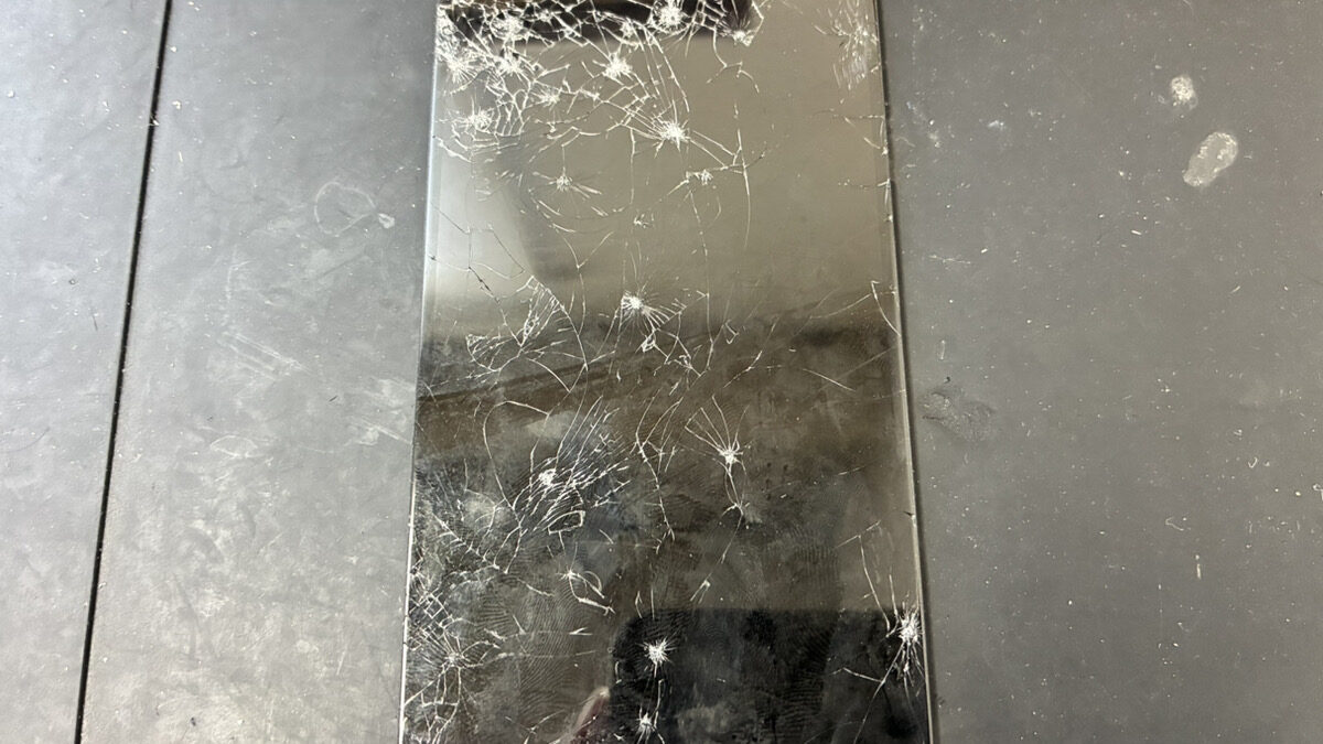 【鹿児島】iPhone15 画面修理｜画面がバキバキに割れて映らなくなったiPhoneをデータそのままで復旧