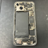 起動しなくなったiPhone14の内部