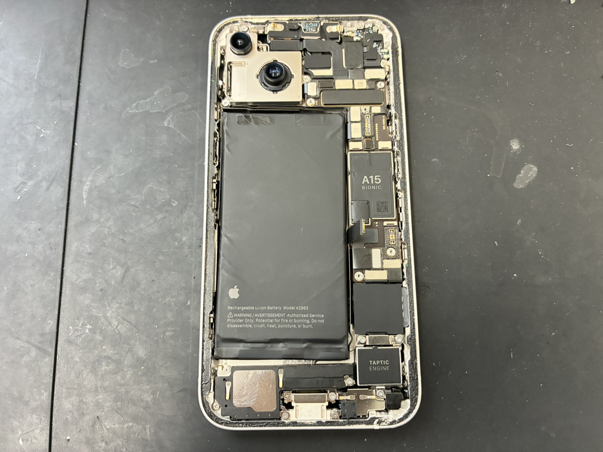 起動しなくなったiPhone14の内部