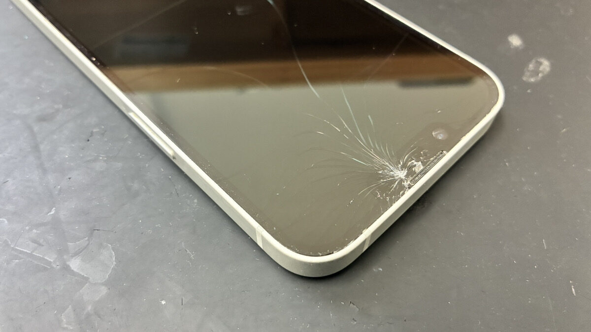 【鹿児島】iPhone16e 画面上部のガラス割れ修理｜割れた画面を交換しました