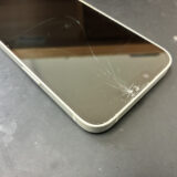 画面が割れているiPhone16e