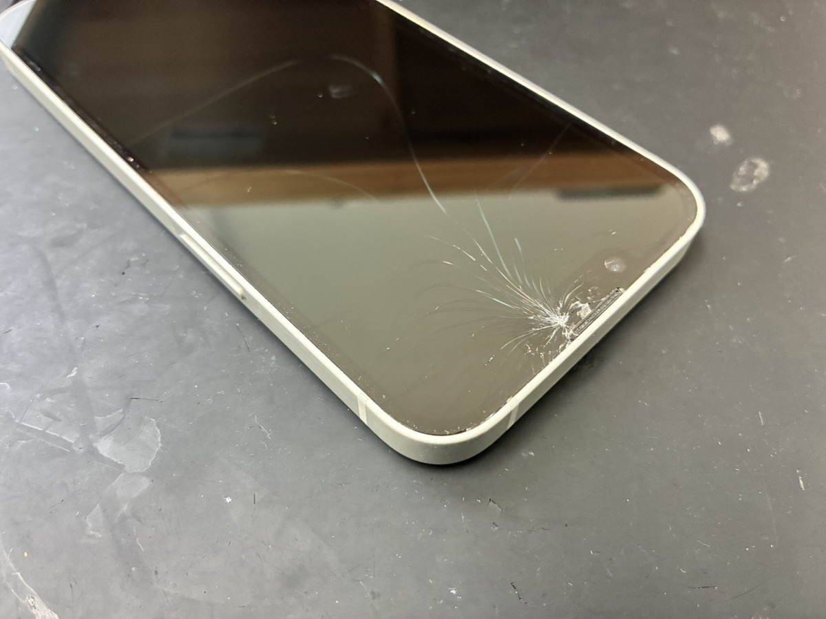 画面が割れているiPhone16e