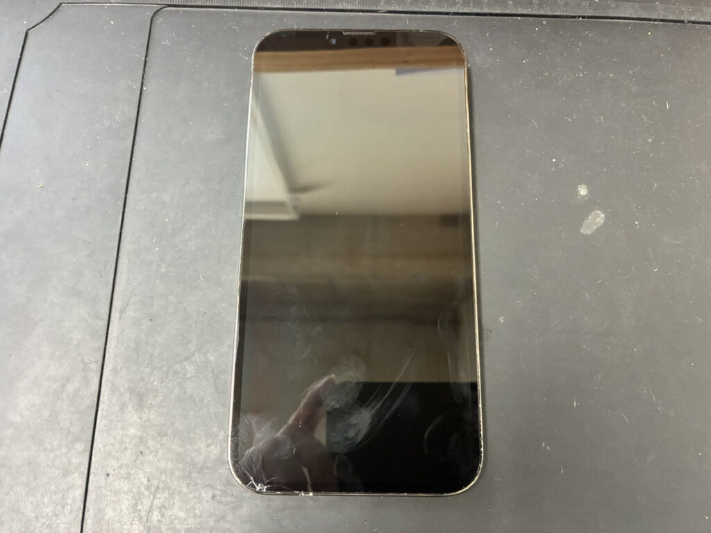 画面が映らなくなったiPhone13Pro