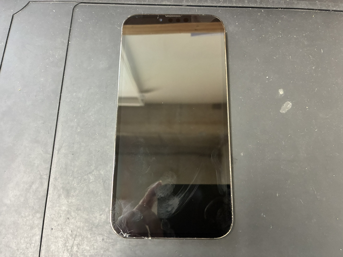 画面が映らなくなったiPhone13Pro