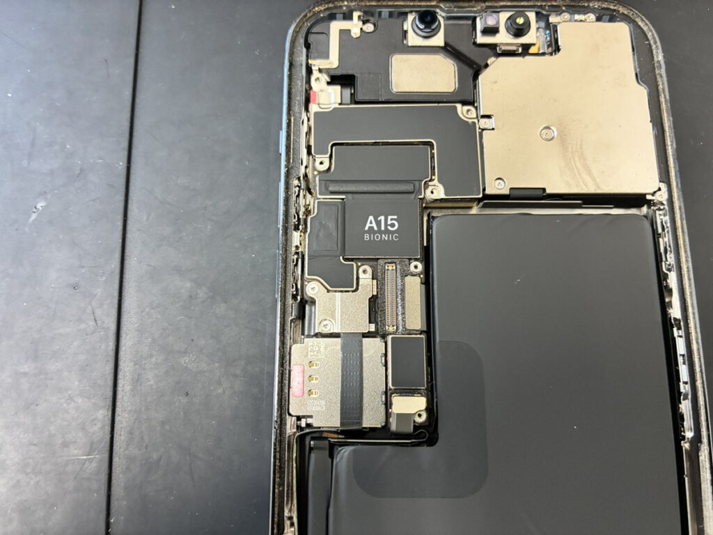 水没したiPhone13ProMaxの内部