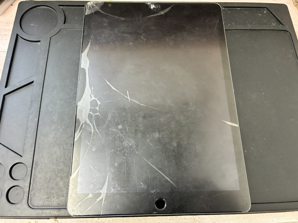 画面と液晶が壊れているiPad第9世代