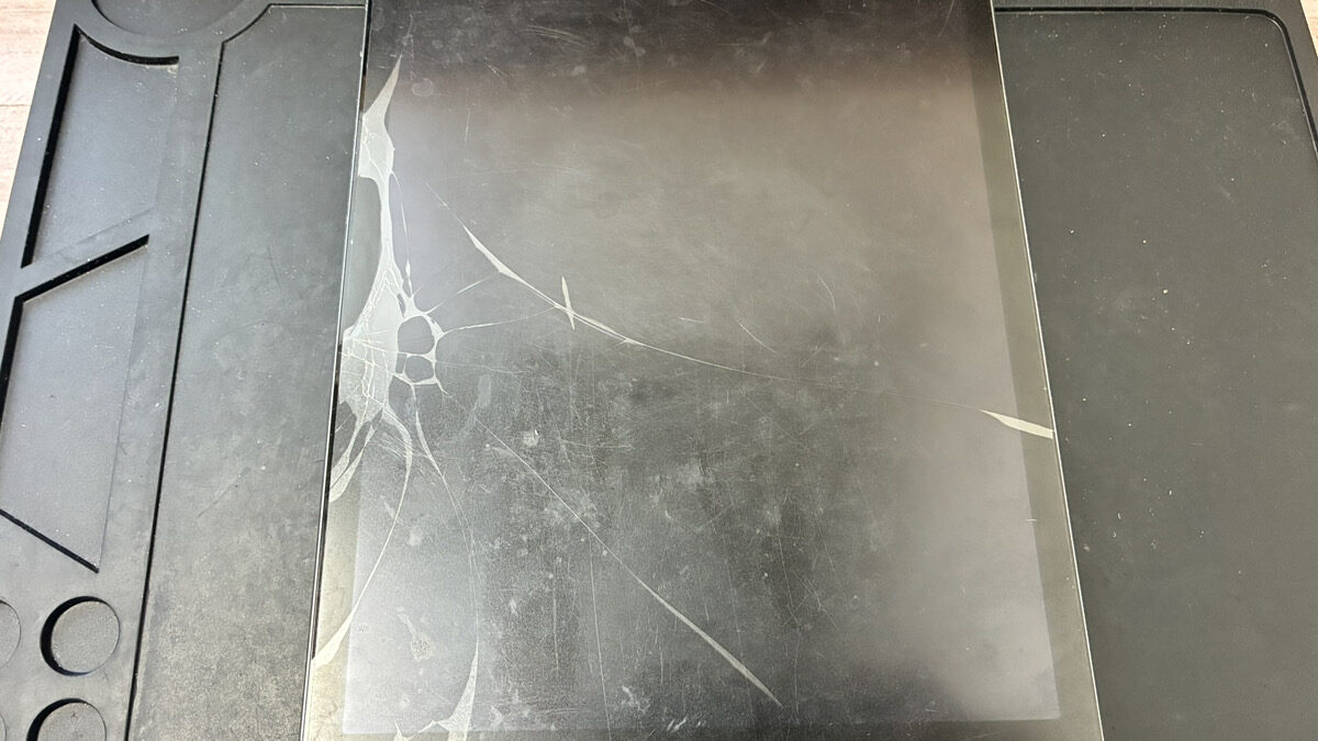 【鹿児島】iPad第9世代の画面修理｜画面割れで液晶が映らなくなったiPadを修理