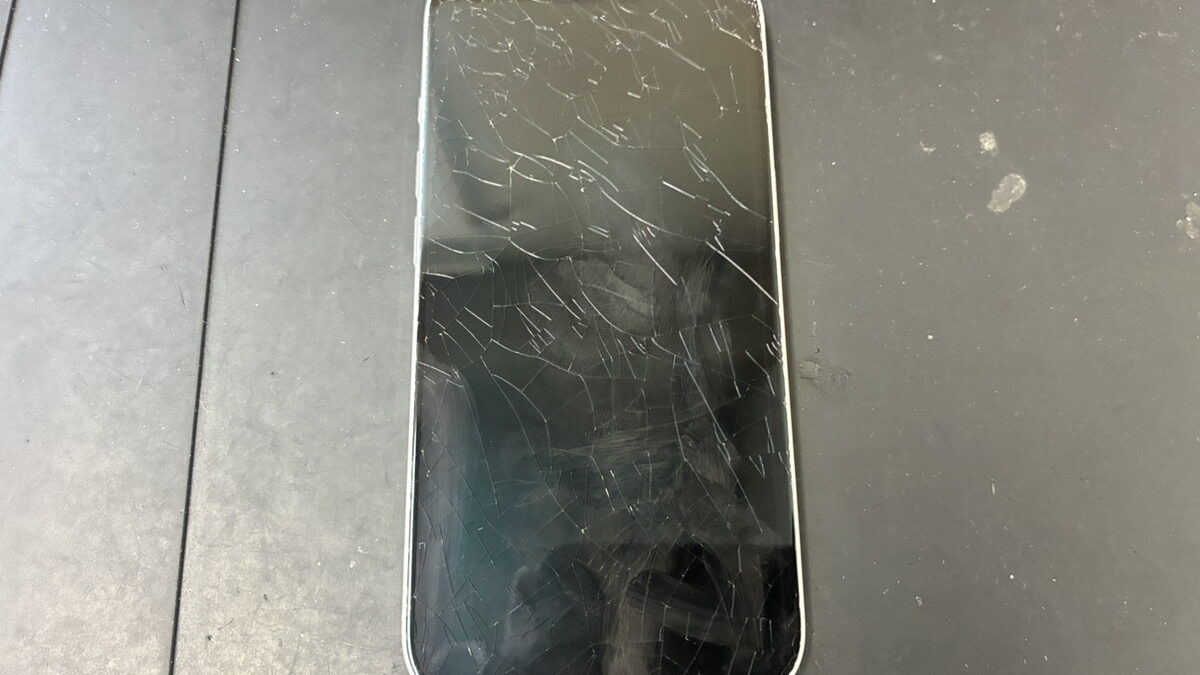 【鹿児島】iPhone 17の画面修理｜画面がバキバキに割れたiPhoneをOLED画面に交換しました