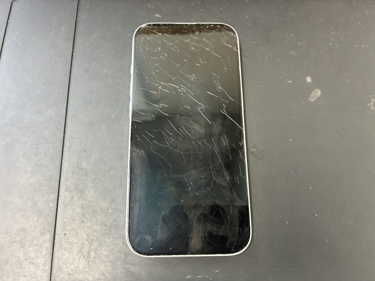 画面が割れているiPhone17