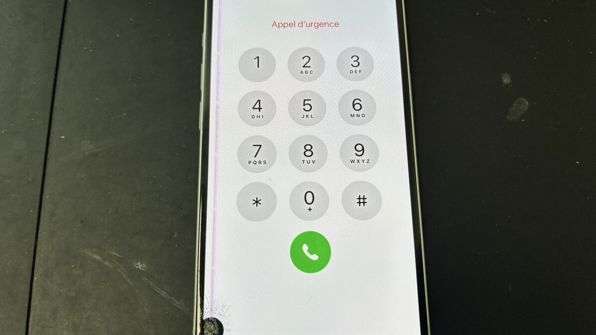 【鹿児島】iPhone 16の画面修理｜液漏れで画面の一部が黒くなった症状を解説