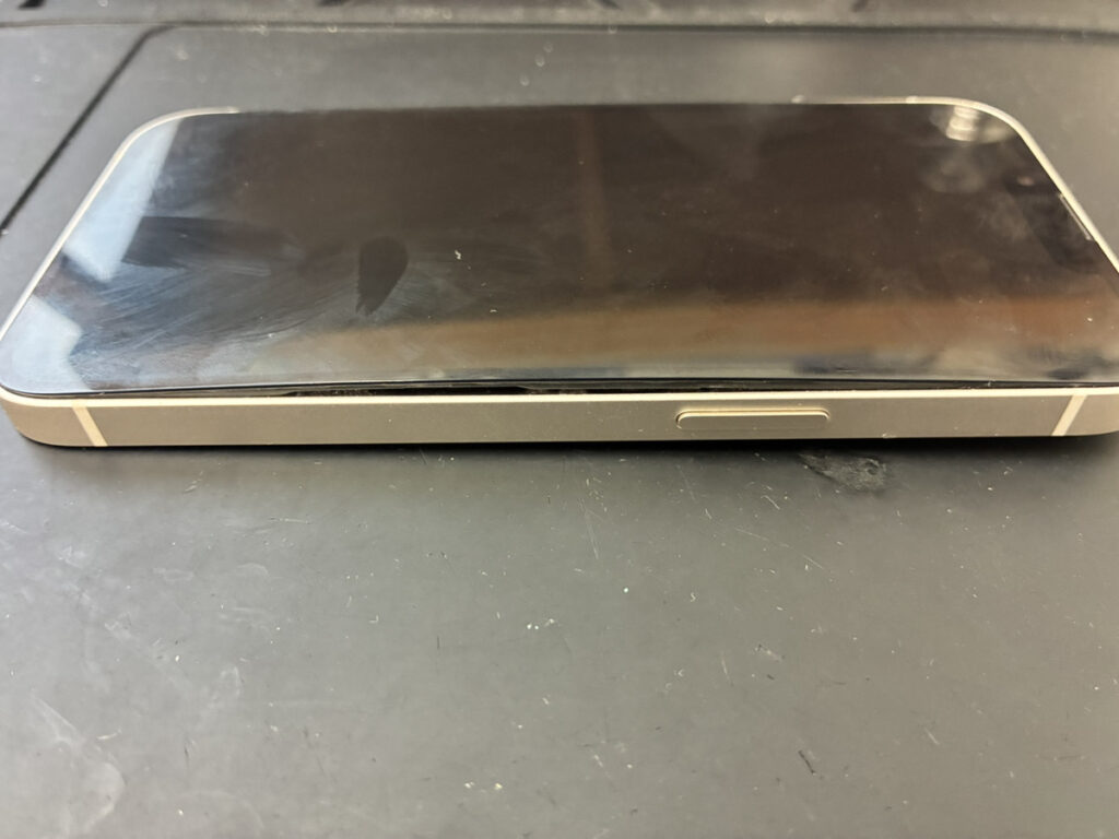 画面が浮いているiPhone13