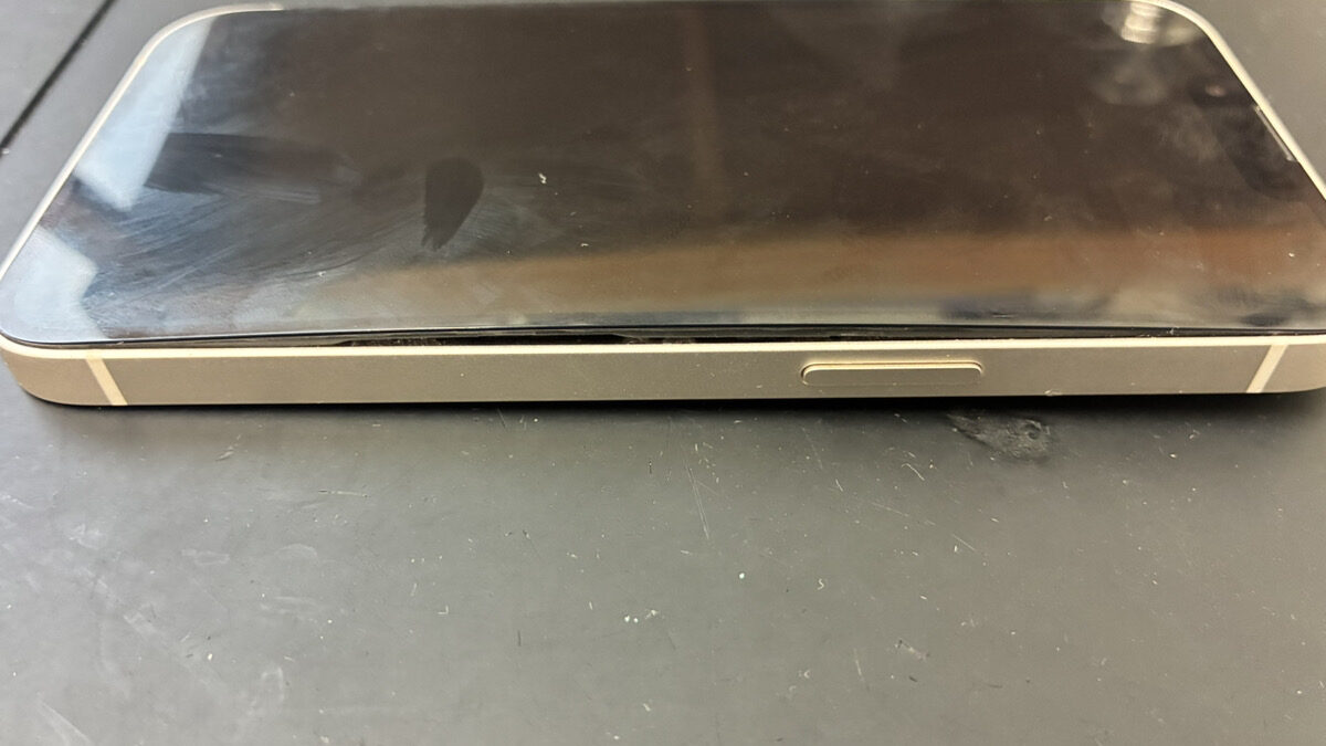 【鹿児島】iPhone 13のバッテリー交換｜バッテリー膨張で画面が浮いてきた症状を修理