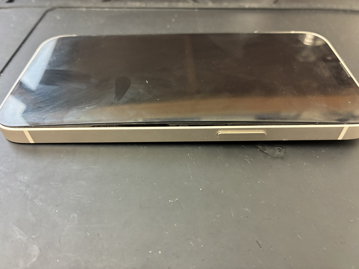 画面が浮いているiPhone13