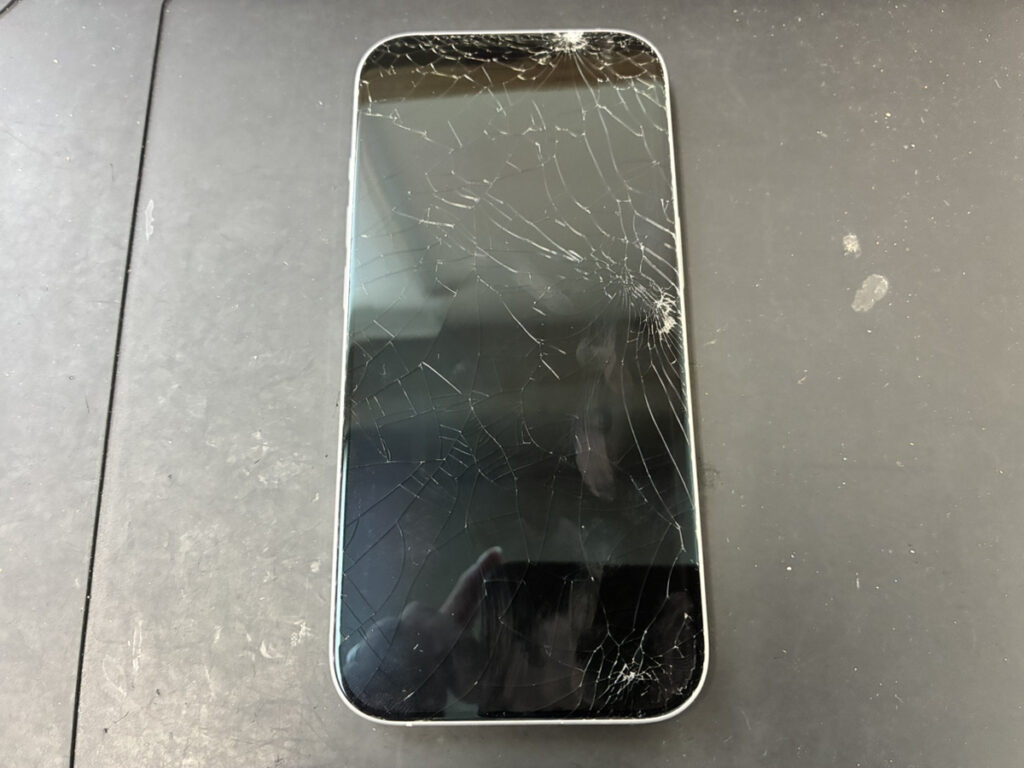 画面が割れているiPhone17