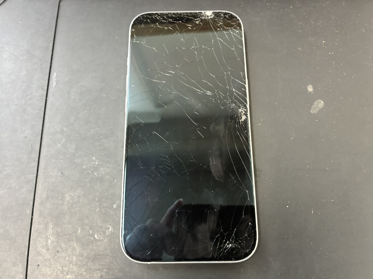 画面が割れているiPhone17