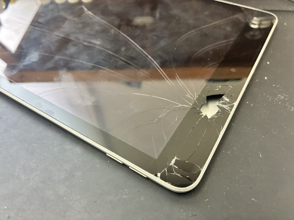 画面が割れているiPad第9世代