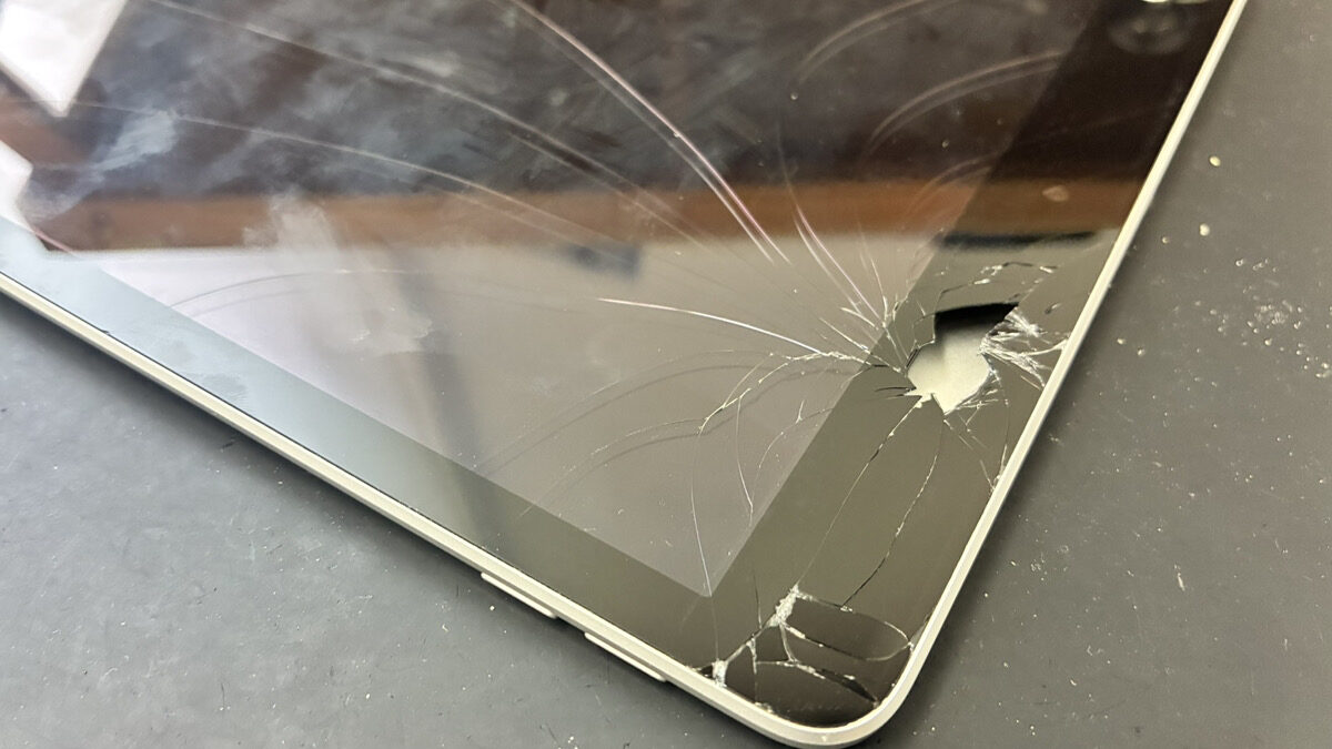 【鹿児島】iPad第9世代の画面修理｜上部のガラスが割れて内部が見えてしまった症状