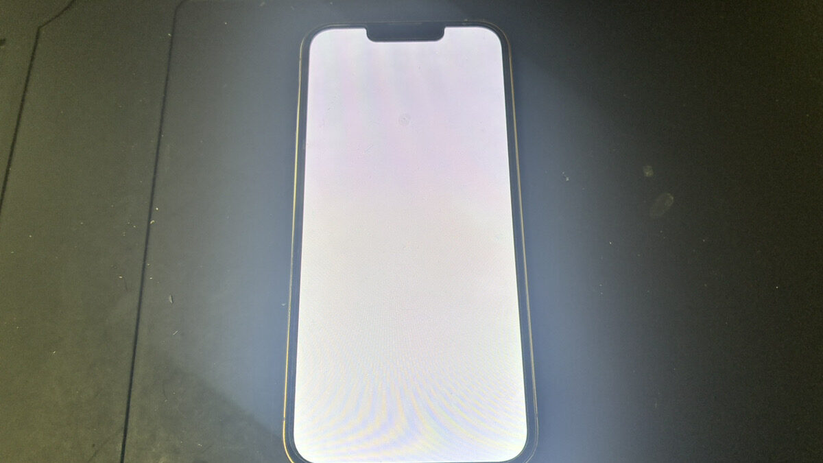 【鹿児島】iPhone 13 Proの画面修理｜ホワイトアウトして画面が真っ白になる症状について