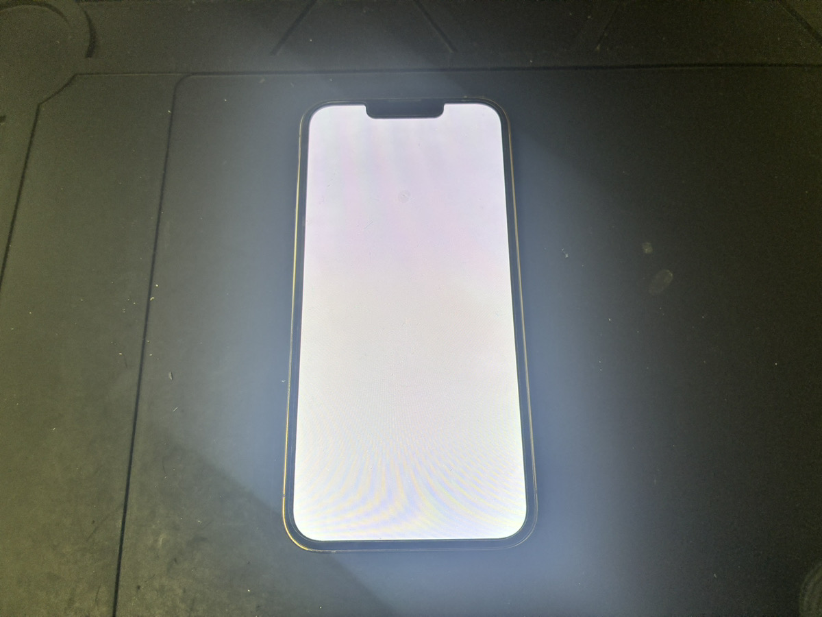 画面がホワイトアウトしたiPhone13Pro