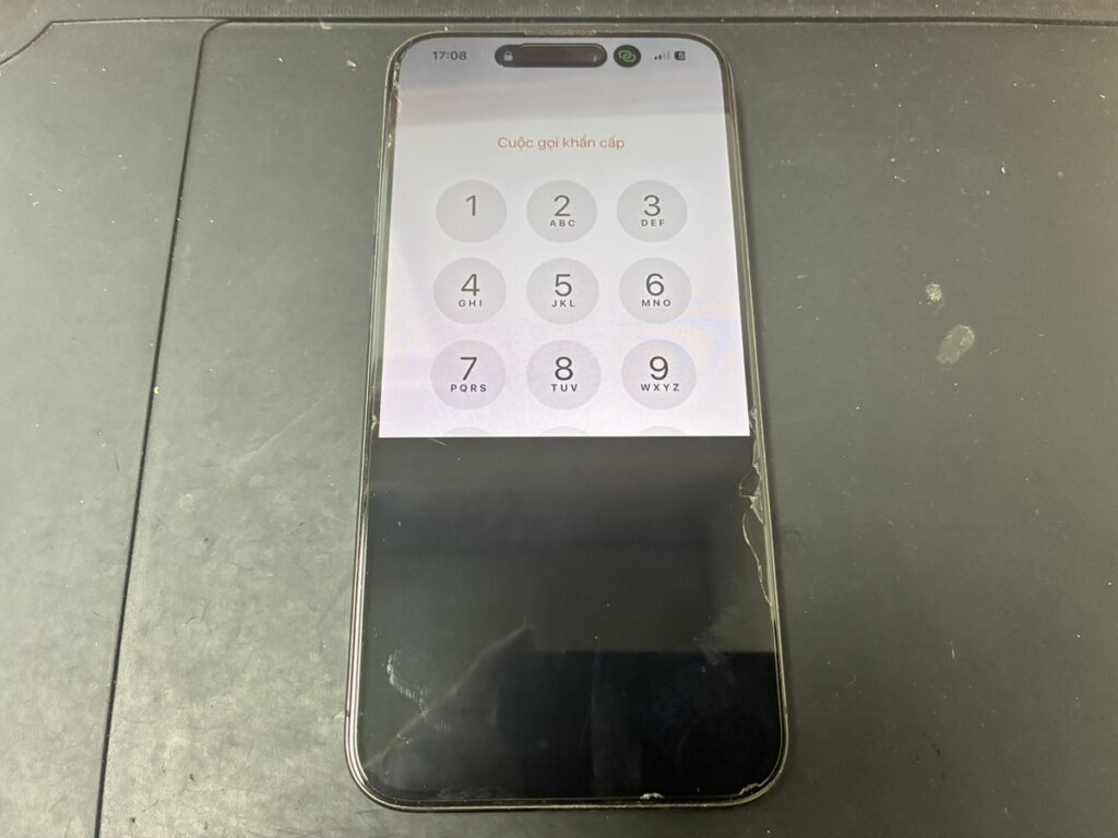 画面の下半分が黒くなったiPhone15ProMax