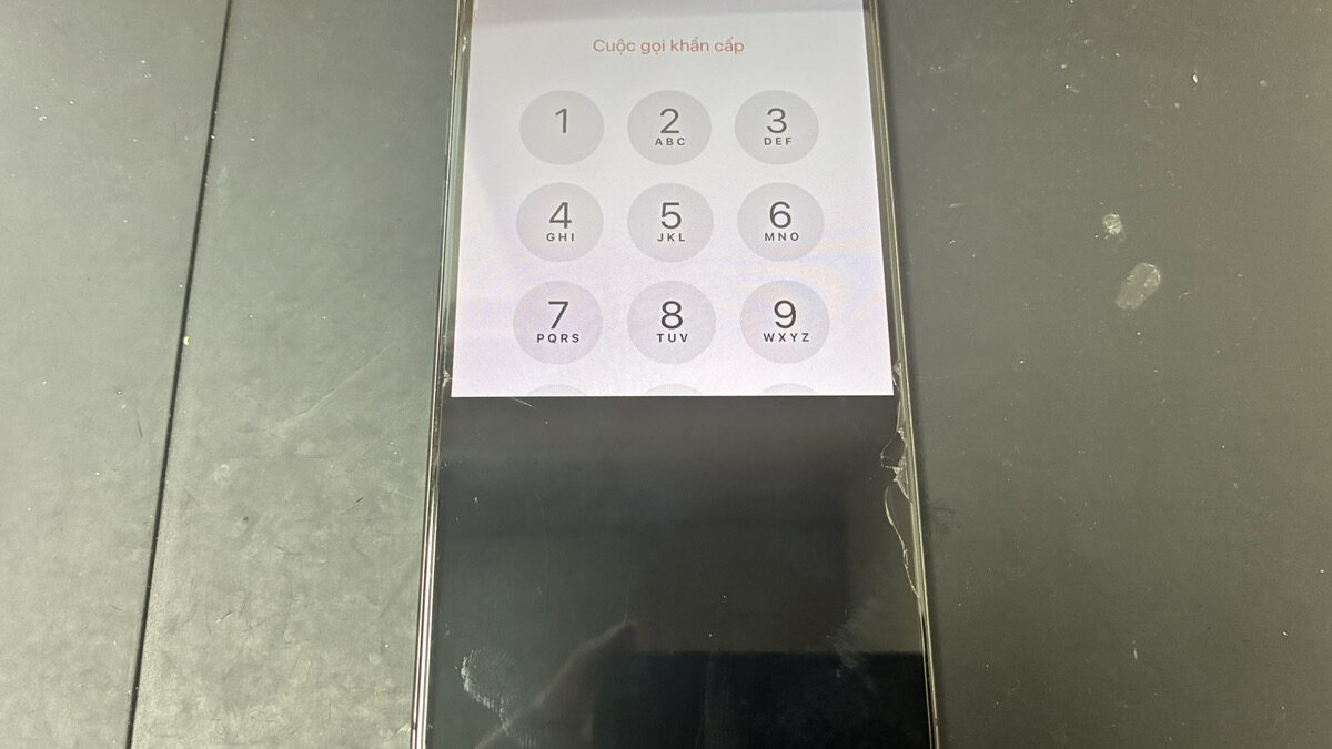 【鹿児島】iPhone 15 Pro Maxの画面修理｜画面の下半分が黒くなった症状を解説