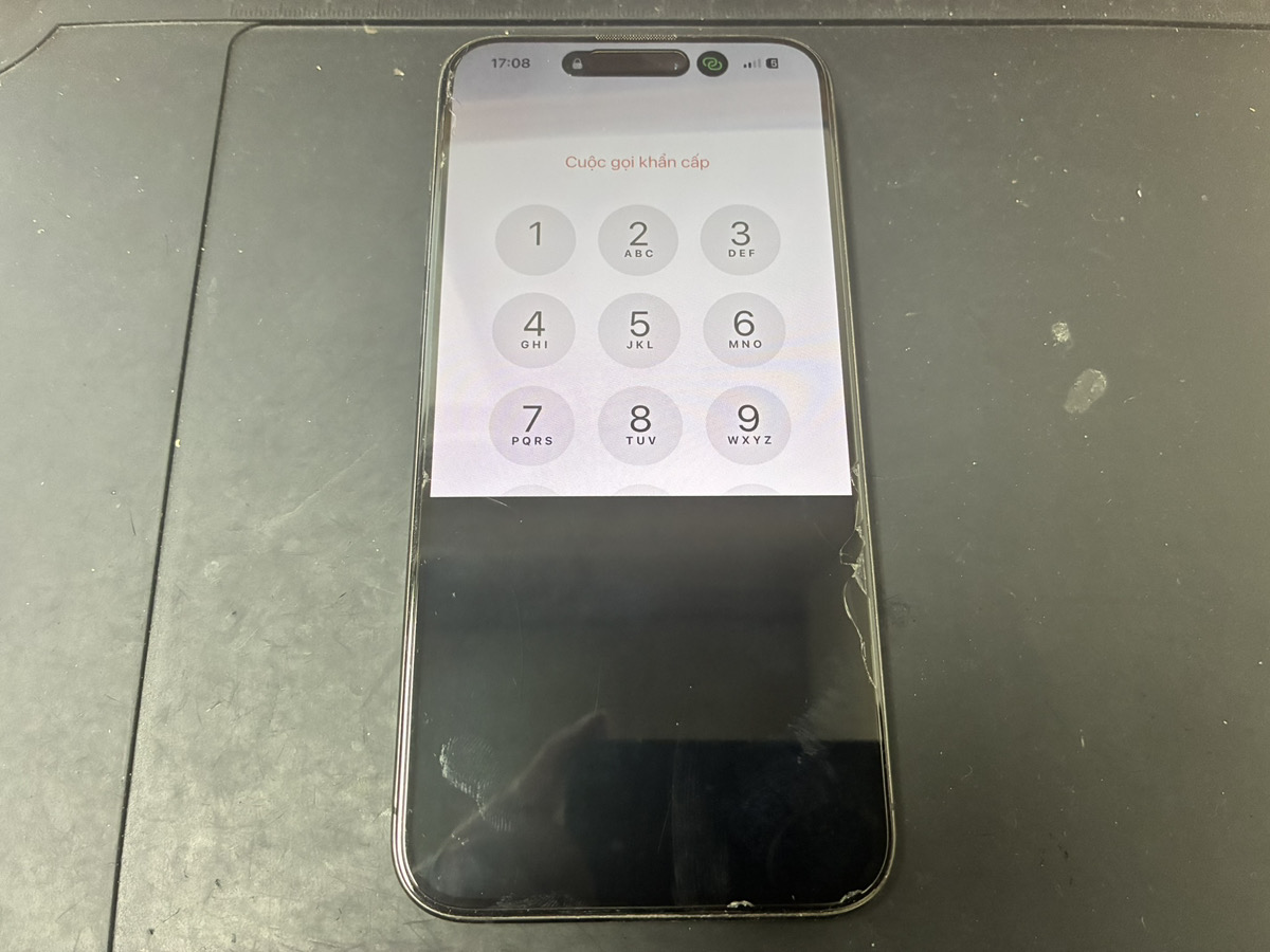 画面の下半分が黒くなったiPhone15ProMax