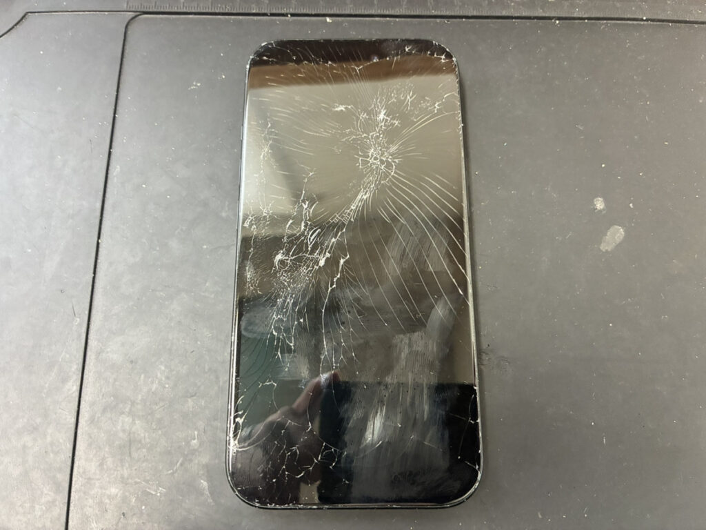 画面が割れているiPhone16