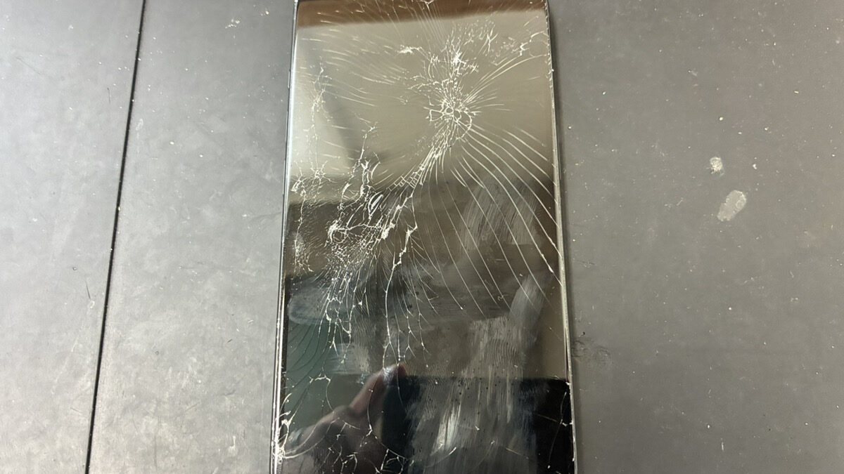 【鹿児島】iPhone 16の画面修理｜ガラスが粉々に割れてしまった症状について
