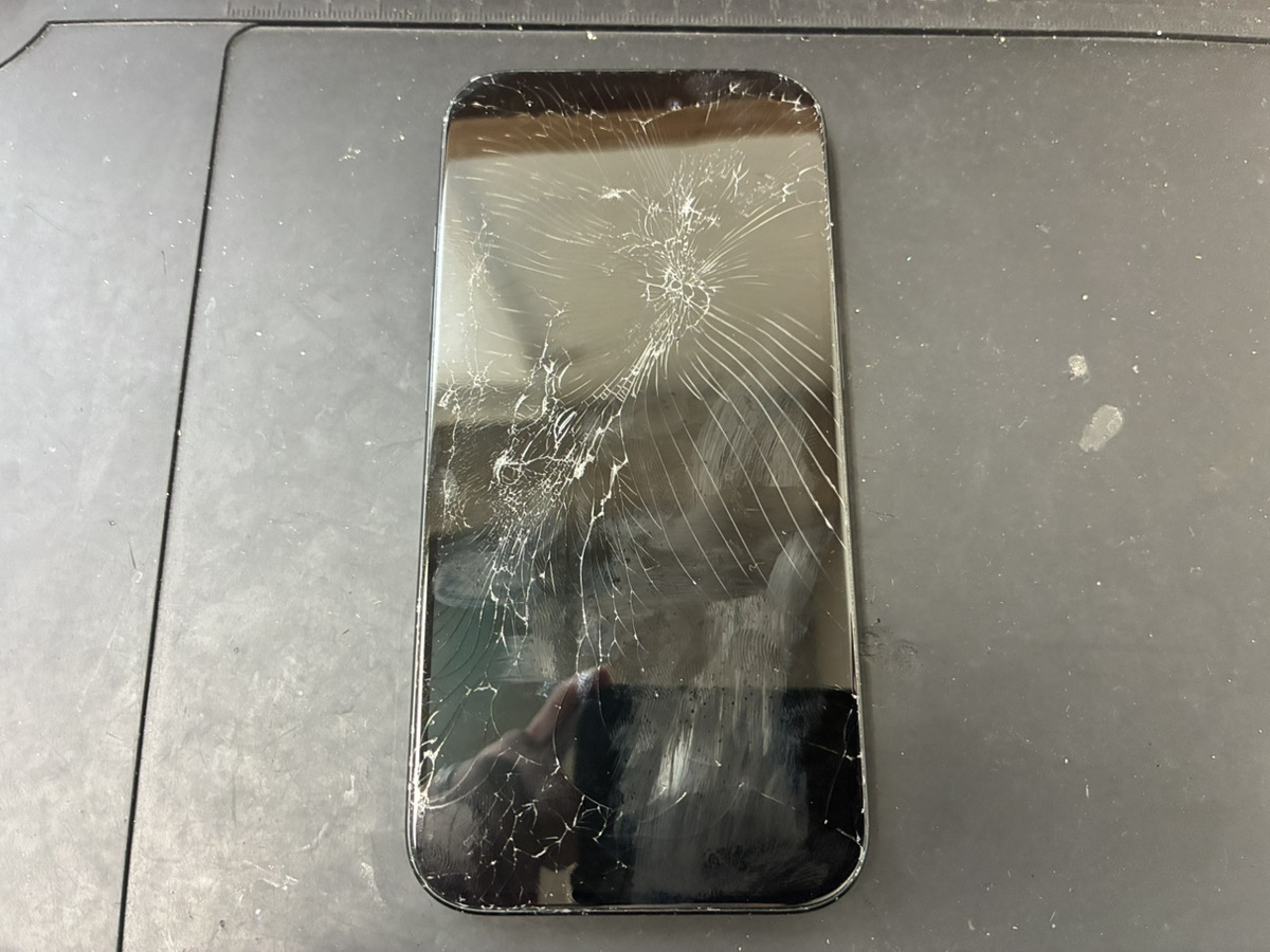 画面が割れているiPhone16